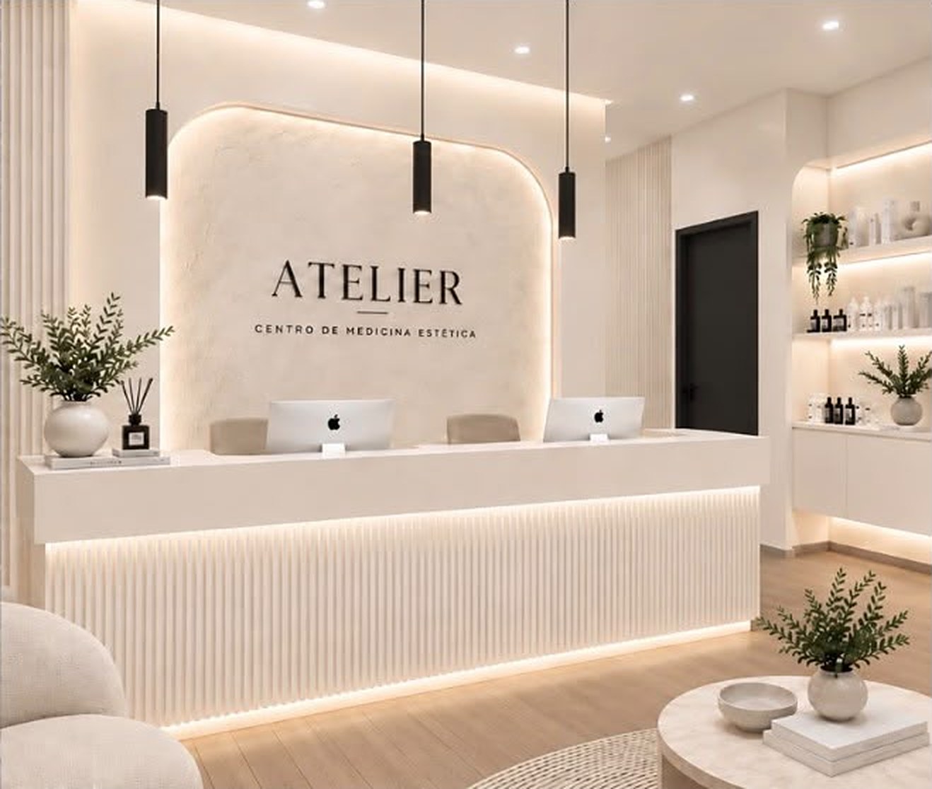 Recepción de ATELIER, con muro de estuco, luz cálida y luminarias negras